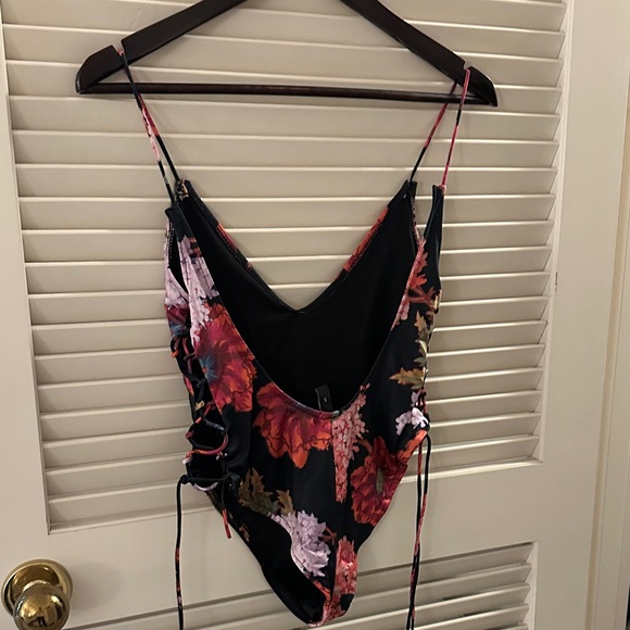 Floral V-Neck Lace-up Bodysuit - Picture 3 of 3